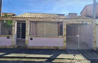 Imagem: A casa possui 3 Dormitórios, 1 Banheiro, 2 Vagas na garagem