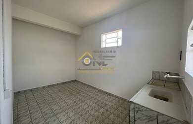 Imagem: A casa possui 1 Dormitório, 1 Banheiro, 1 Vaga na garagem