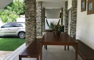 Imagem: A casa possui 4 Dormitórios, 2 Banheiros, 2 Vagas na garagem