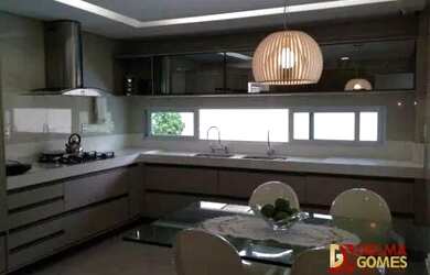 Imagem: A casa em condomínio possui 4 Dormitórios, 5 Banheiros, 4