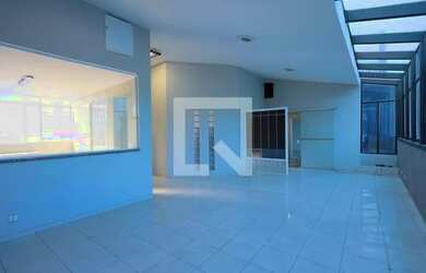 Imagem: O apartamento possui 2 Dormitórios, 1 Banheiro, 200m² de Área