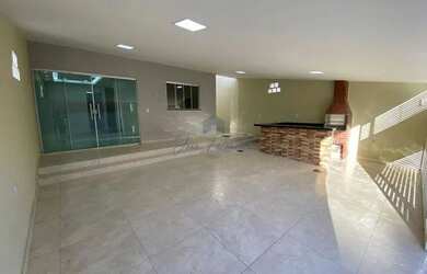 Imagem: A casa possui 3 Dormitórios, 2 Banheiros, 3 Vagas na garagem