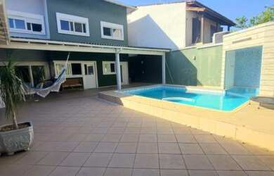 Imagem: A casa possui 4 Dormitórios, 5 Banheiros, 4 Vagas na garagem