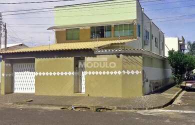 Imagem: A casa possui 3 Dormitórios, 3 Banheiros, 3 Vagas na garagem