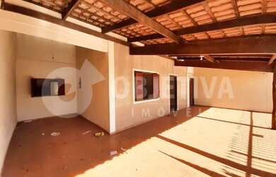 Imagem: A casa possui 4 Dormitórios, 1 Banheiro, 2 Vagas na garagem