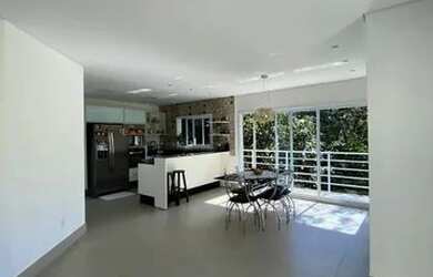 Imagem: A casa possui 3 Dormitórios, 2 Banheiros, 4 Vagas na garagem