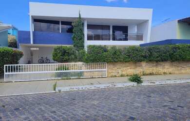 Imagem: A casa em condomínio possui 4 Dormitórios, 5 Banheiros, 391m²