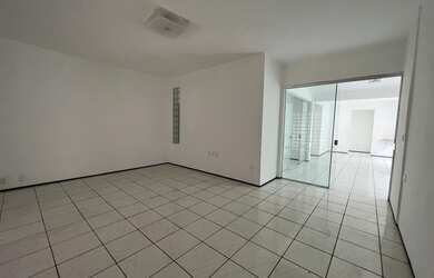 Imagem: A casa possui 4 Dormitórios, 5 Banheiros, 4 Vagas na garagem