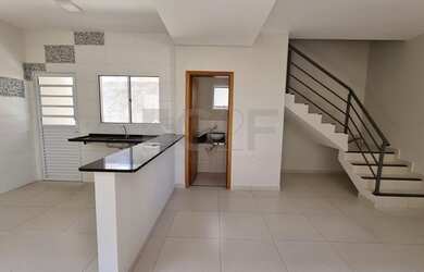 Imagem: A casa em condomínio possui 2 Dormitórios, 2 Banheiros, 1