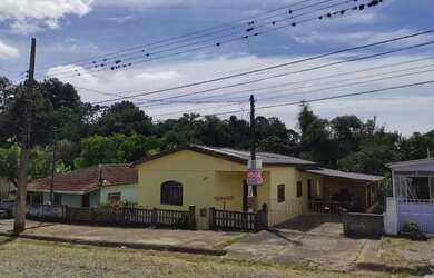 Imagem: A casa possui 3 Dormitórios, 1 Banheiro, 1 Vaga na garagem