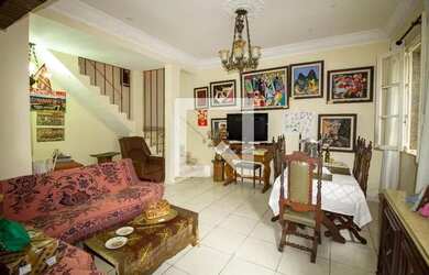 Imagem: A casa possui 4 Dormitórios, 4 Banheiros, 2 Vagas na garagem