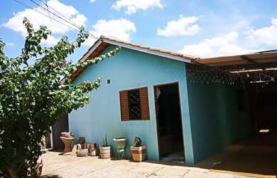 Imagem: A casa possui 3 Dormitórios, 2 Banheiros, 2 Vagas na garagem