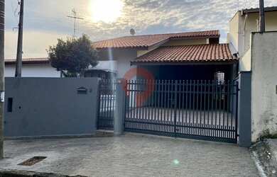 Imagem: A casa possui 3 Dormitórios, 4 Banheiros, 4 Vagas na garagem