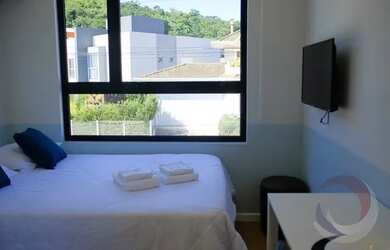 Imagem: O apartamento possui 1 Dormitório, 1 Banheiro, 1 Vaga na garagem