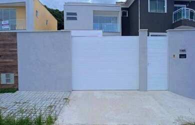 Imagem: A casa possui 3 Dormitórios, 1 Banheiro, 2 Vagas na garagem