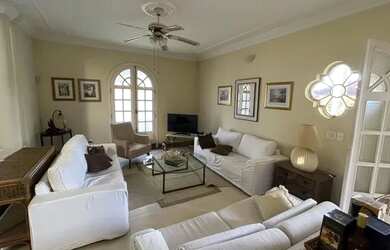 Imagem: A casa possui 1 Dormitório, 2 Banheiros, 2 Vagas na garagem