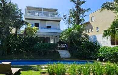 Imagem: A casa possui 5 Dormitórios, 5 Banheiros, 4 Vagas na garagem