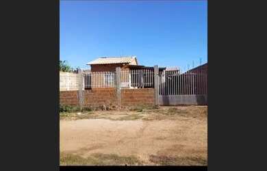 Imagem: A casa possui 2 Dormitórios, 1 Banheiro, 2 Vagas na garagem