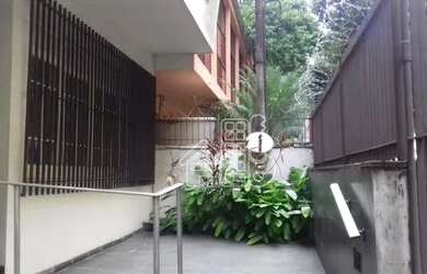 Imagem: A casa possui 4 Dormitórios, 3 Banheiros, 2 Vagas na garagem