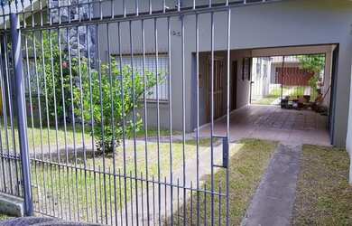 Imagem: A casa possui 3 Dormitórios, 3 Banheiros, 4 Vagas na garagem