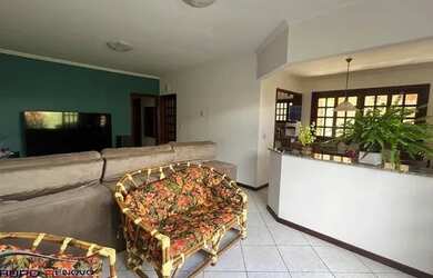 Imagem: A casa possui 2 Dormitórios, 4 Banheiros, 5 Vagas na garagem