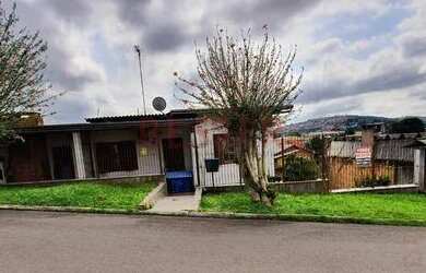 Imagem: A casa possui 2 Dormitórios, 1 Banheiro, 2 Vagas na garagem