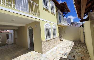 Imagem: A casa possui 3 Dormitórios, 5 Banheiros, 2 Vagas na garagem