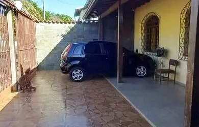 Imagem: A casa em condomínio possui 3 Dormitórios, 1 Banheiro, 4 Vagas