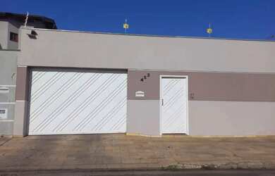 Imagem: A casa possui 3 Dormitórios, 3 Banheiros, 2 Vagas na garagem