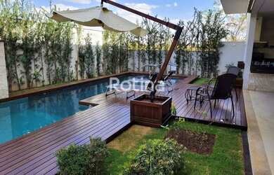 Imagem: A casa em condomínio possui 4 Dormitórios, 5 Banheiros, 5