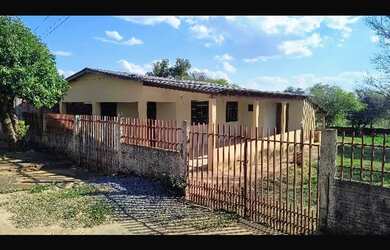 Imagem: A casa possui 3 Dormitórios, 2 Banheiros, 3 Vagas na garagem