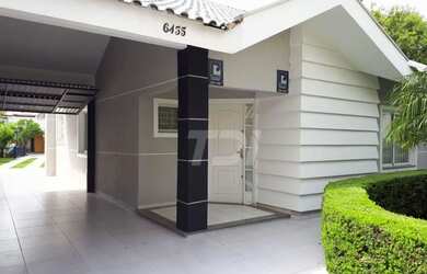 Imagem: A casa possui 4 Dormitórios, 5 Banheiros, 5 Vagas na garagem