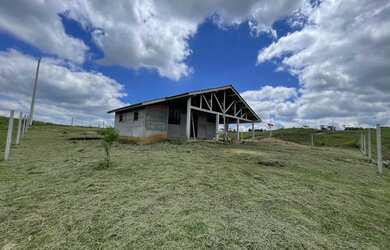 Imagem: A chácara possui 20000m² de Área e está localizado em Centro