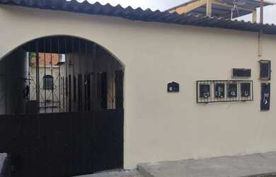 Imagem: A casa possui 5 Dormitórios, 4 Banheiros, 1 Vaga na garagem