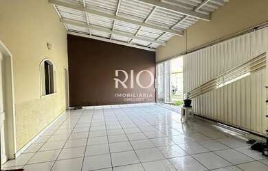 Imagem: A casa possui 2 Dormitórios, 1 Banheiro, 2 Vagas na garagem