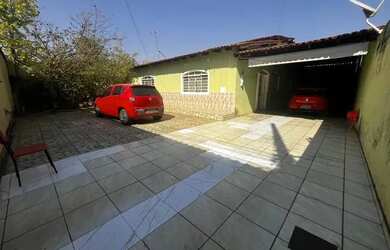 Imagem: A casa possui 3 Dormitórios, 3 Banheiros, 2 Vagas na garagem