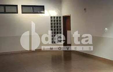 Imagem: A casa possui 4 Dormitórios, 5 Banheiros, 2 Vagas na garagem