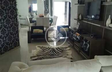 Imagem: A casa possui 2 Dormitórios, 3 Banheiros, 5 Vagas na garagem