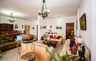 Imagem: O apartamento possui 4 Dormitórios, 1 Banheiro, 1 Vaga na garagem