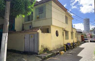 Imagem: A casa possui 5 Dormitórios, 2 Banheiros, 2 Vagas na garagem