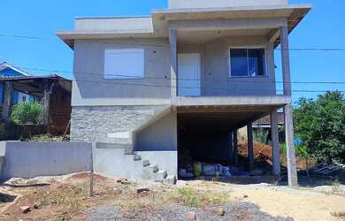 Imagem: A casa possui 2 Dormitórios, 1 Banheiro, 2 Vagas na garagem