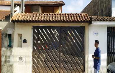 Imagem: A casa possui 2 Dormitórios, 2 Banheiros, 4 Vagas na garagem