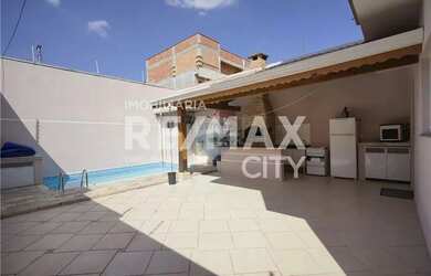 Imagem: A casa possui 3 Dormitórios, 2 Banheiros, 4 Vagas na garagem