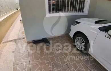 Imagem: A casa possui 3 Dormitórios, 2 Banheiros, 2 Vagas na garagem