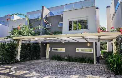 Imagem: A casa em condomínio possui 3 Dormitórios, 5 Banheiros e 438m²