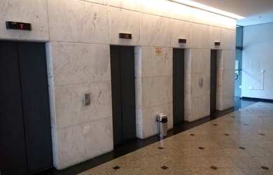 Imagem: O depósito possui 5 Vagas na garagem, 489m² de Área e está