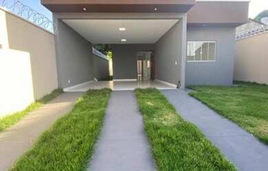 Imagem: A casa possui 3 Dormitórios, 2 Banheiros, 4 Vagas na garagem