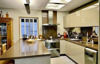 Imagem: A casa em condomínio para alugar possui 3 Dormitórios, 5 Banheiros