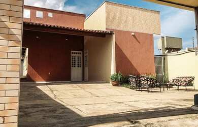 Imagem: A casa possui 5 Dormitórios, 4 Banheiros, 4 Vagas na garagem