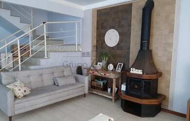 Imagem: A casa em condomínio possui 4 Dormitórios, 3 Banheiros, 2